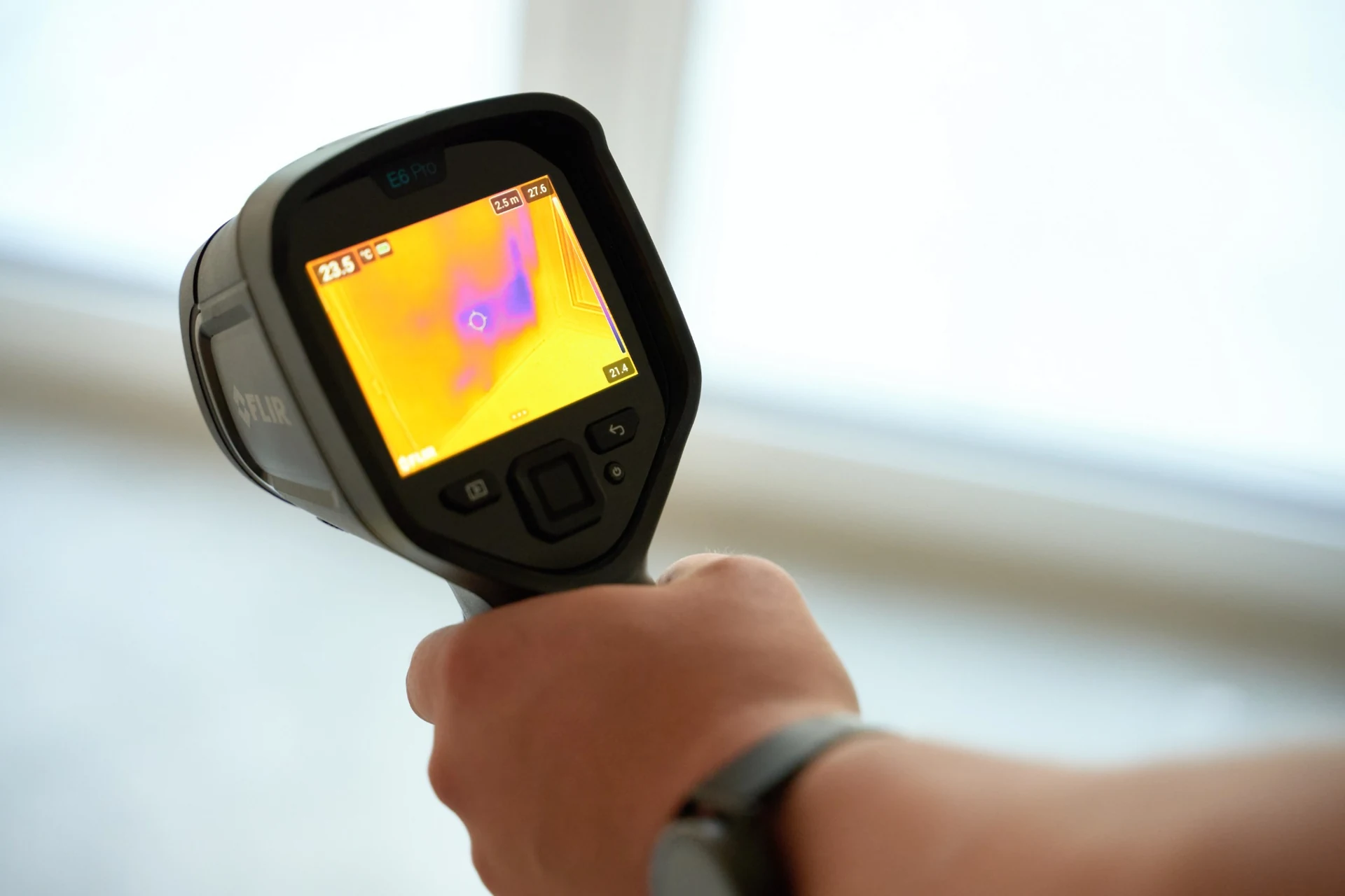 Kamera termowizyjna podczas badania rozkładu temperatur w budynku